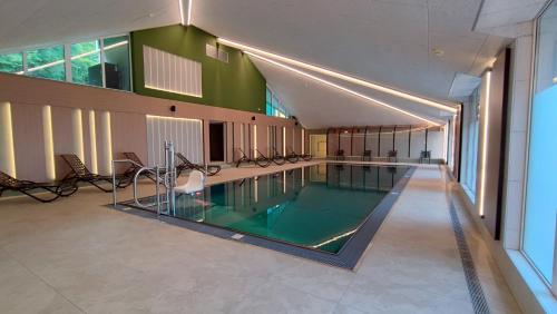 uma grande piscina em um prédio em ALPINE Appartement 407 Schladming by globboard em Schladming