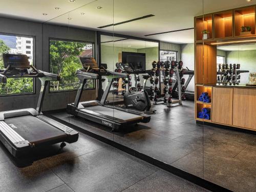 Un gimnasio con varias máquinas de correr en una habitación. en ibis Chiang Mai Nimman Journeyhub, en Chiang Mai