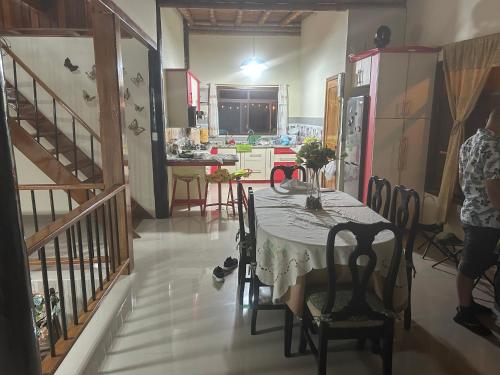 een eetkamer met een tafel en stoelen en een keuken bij Alma y Palma Casa Campestre in Pedro Vicente Maldonado