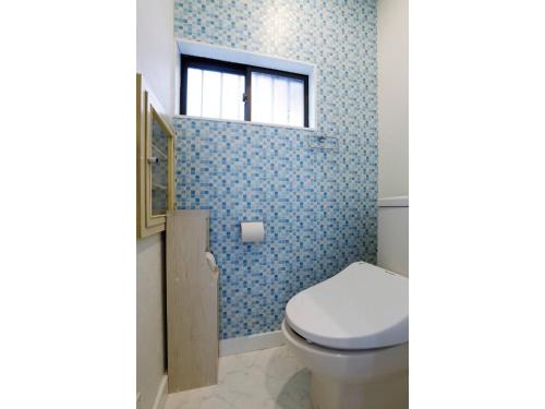 ein Badezimmer mit Toilette und Fenster in der Unterkunft LIFE TOWN NISHIROKUGO - Vacation STAY 20474 in Tokio