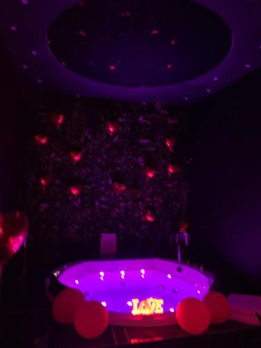 Una bañera morada en una habitación con una multitud de gente. en 50m2 Suite, en Capurso