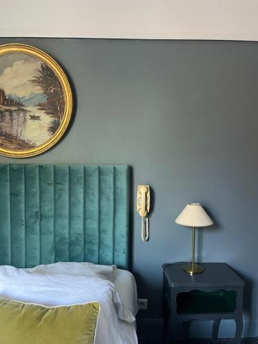 Postel nebo postele na pokoji v ubytování Saint Charles Hôtel & Coliving Biarritz