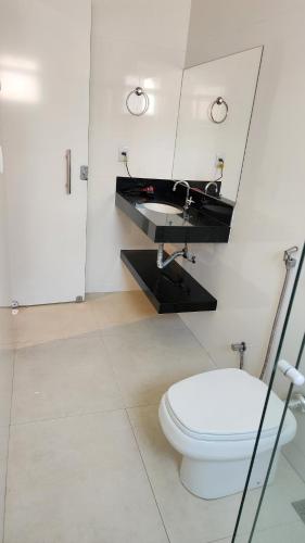 a bathroom with a toilet and a sink at Pousada Recanto e Aconchego Capitolio in Capitólio
