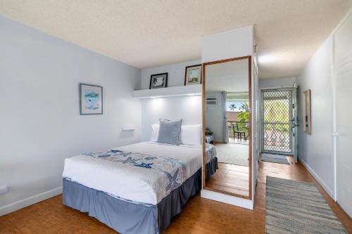 Postel nebo postele na pokoji v ubytování Kona Islander Inn#305