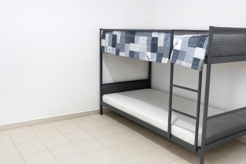 una litera en una habitación junto a una pared en Panorama M'diq, en M'diq
