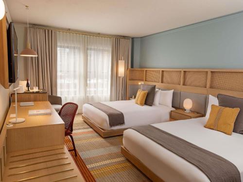Giường trong phòng chung tại Ändra Hotel Seattle - MGallery Collection