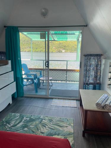 Llit o llits en una habitació de Cottage Beach