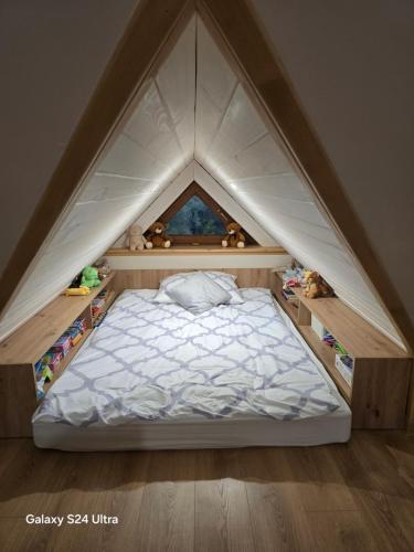 Ένα ή περισσότερα κρεβάτια σε δωμάτιο στο Haberowa Ostoja