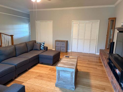 Χώρος καθιστικού στο Serene Bayou Retreat - Spacious Family Home