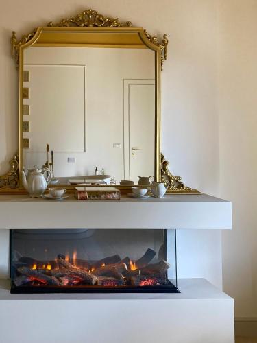a mirror above a fireplace in a living room at La Trita Dimore di Charme in Bussi sul Tirino