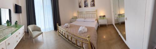 Un dormitorio con una cama con toallas. en Terra D'Amuri, en Barrafranca