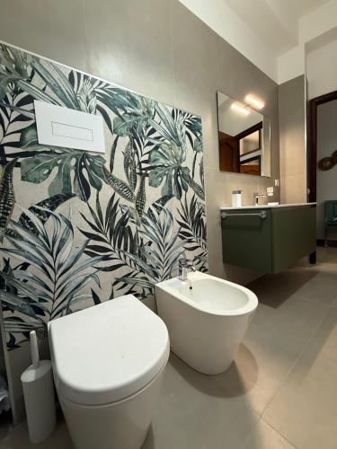 Un baño con inodoro, lavabo y bañera. en Terra D'Amuri, en Barrafranca