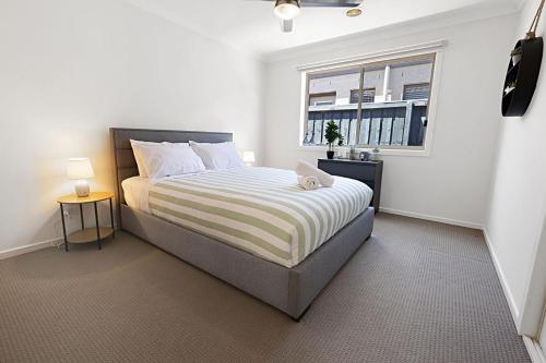 ein Schlafzimmer mit einem Bett und einem Fenster in der Unterkunft The Yellow Fish in Paynesville