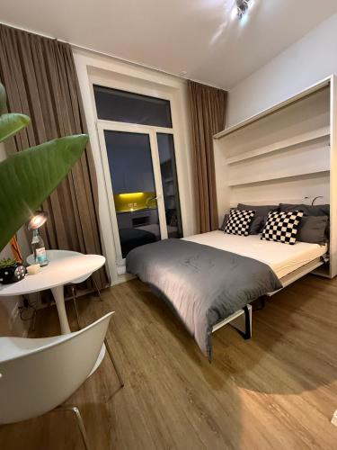 Postel nebo postele na pokoji v ubytování Stylisches City-Apartment mit Terrasse & Top-Lage - CIVITA Apartments