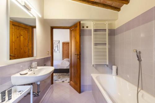 a bathroom with a tub and a sink and a bath tub at Corso Italia - 2 min da Piazza Grande in Arezzo