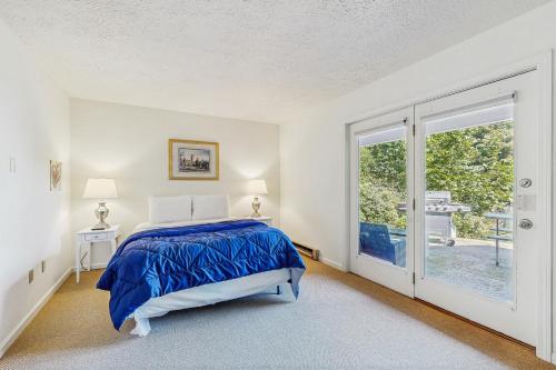 Postel nebo postele na pokoji v ubytování Birch Tree Lane - Unit 311