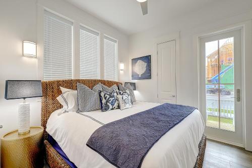 a bedroom with a large bed and a window at Vida del Mar in Mustang Beach