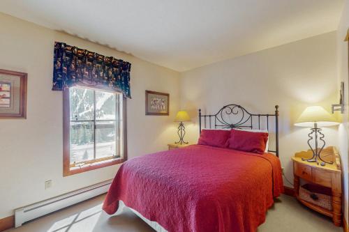 ein Schlafzimmer mit großem Bett und Fenster in der Unterkunft Oro Grande 416 in Snake River Health Services Incorporated Heliport