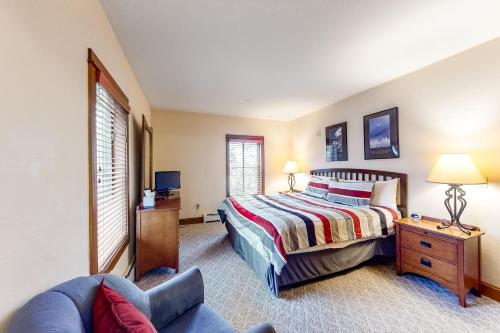 a bedroom with a bed and a couch at Oro Grande 216 in Keystone