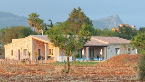 a house in the middle of a field at Ferienhaus Son Pieres Nou in Llucmajor