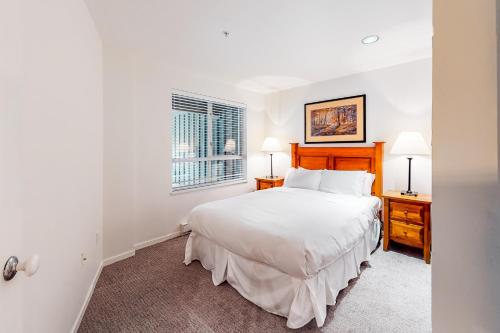 Giường trong phòng chung tại Town Plaza, Unit 209