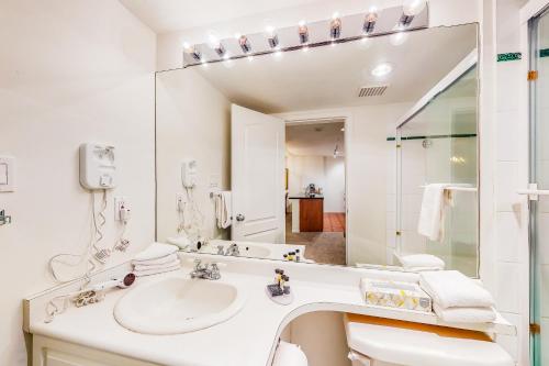 Phòng tắm tại Town Plaza, Unit 209