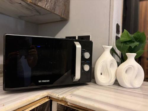 Una cocina o zona de cocina en Quiet & Fully Equipped Private Room, New Cairo