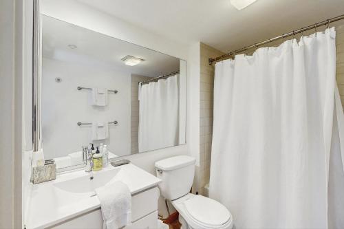 Ένα μπάνιο στο Newmark Condo Suite