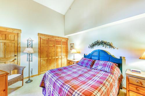 ein Schlafzimmer mit einem blauen Bett und einer karierten Decke in der Unterkunft Tenderfoot Lodge 2664 in Snake River Health Services Incorporated Heliport