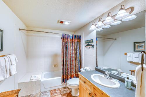 ein Badezimmer mit Waschbecken, Toilette und Badewanne in der Unterkunft Tenderfoot Lodge 2664 in Snake River Health Services Incorporated Heliport