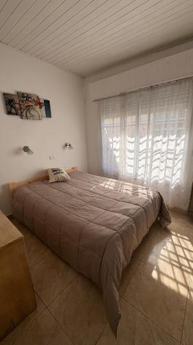 a large bed in a bedroom with a window at alaguthe in Olavarría