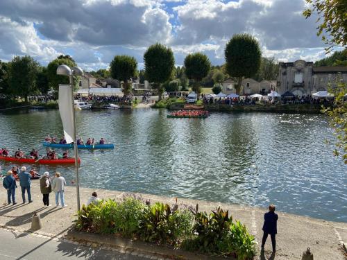 a group of people on boats in a lake at Les appartements de l'Orangerie in Jarnac