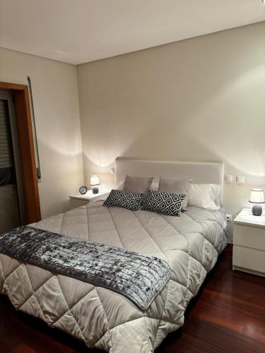 EstelaにあるCasa Gomesのベッドルーム1室(大型ベッド1台、枕2つ付)