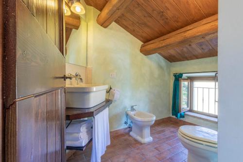 a bathroom with a sink and a toilet at Country House Binnella in Cingoli