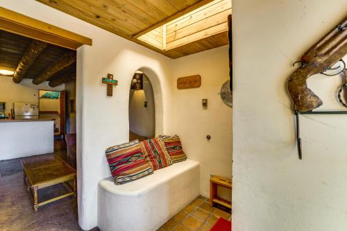 una habitación con un banco con almohadas en 8 Mi to Taos Ski Valley! Peaceful Mtn-View Condo, en Valdez