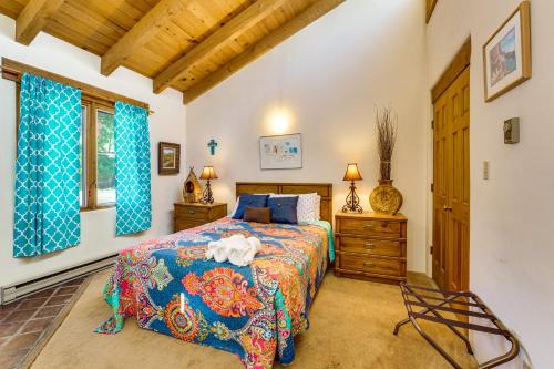 1 dormitorio con 1 cama, 2 vestidores y ventana en 8 Mi to Taos Ski Valley! Peaceful Mtn-View Condo, en Valdez