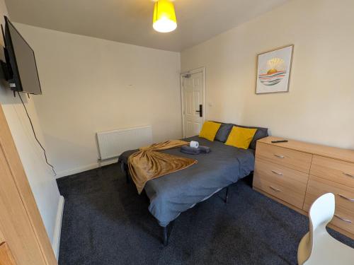 une chambre avec un lit et une commode dans l'établissement Stay Sleep Rest - Firth Park, à Wincobank