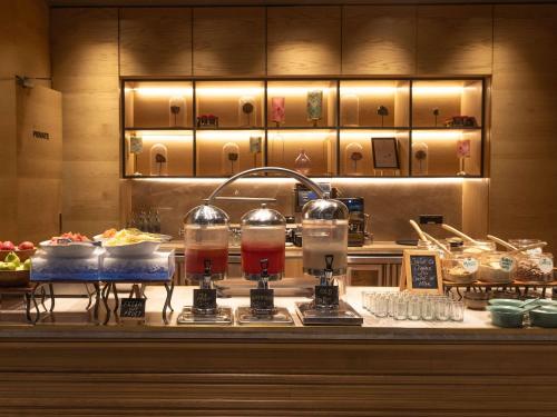 Una cocina con una encimera con comida encima. en Novotel Jodhpur ITI Circle, en Jodhpur