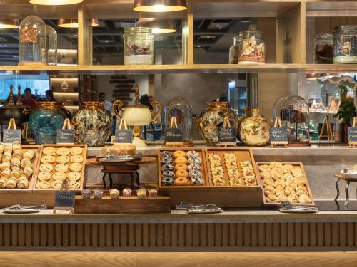 Una vitrina en una tienda llena de muchos jarrones. en Novotel Jodhpur ITI Circle, en Jodhpur