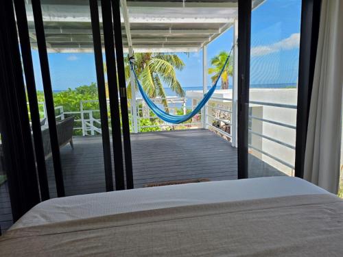 DzidzantúnにあるCasa Arsha Beachfront Bed & Breakfastのベッドルーム1室(ハンモック付)