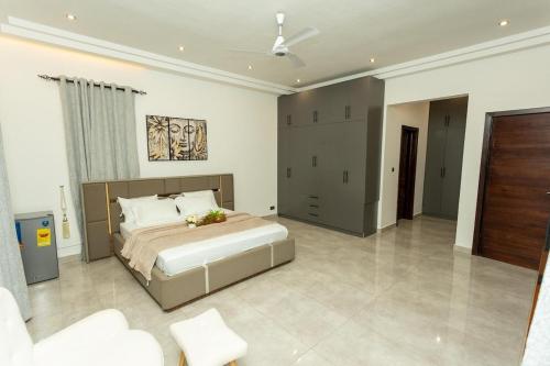 KwabenyaにあるWelcome To Grand Centralのギャラリーの写真