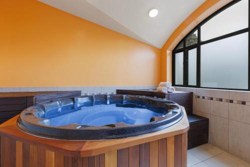 a jacuzzi tub in the middle of a room at Millennium Hotel Queenstown in Queenstown