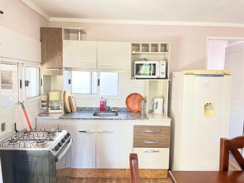 Küche/Küchenzeile in der Unterkunft Casa para 4 personas en Playa Hermosa