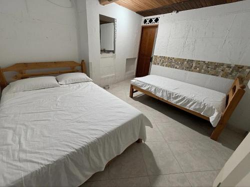 um quarto com duas camas em um quarto em Aparta Suite Torre De Prado 305 em Medellín