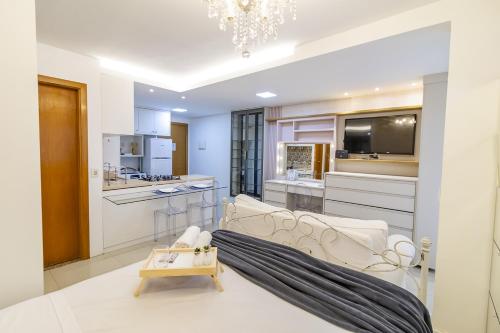 a living room with a couch and a kitchen at OZPED Flats Particulares Edifício Life Resort in Brasilia