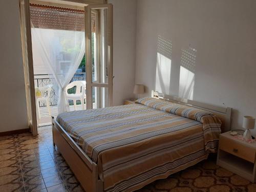 Un dormitorio con una cama y una ventana grande. en Casa Vacanze Posidonia, en Agnone