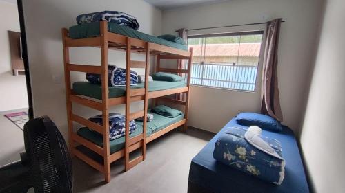 Habitación con litera y habitación con ventana en Horizonte Azul - Penha SC - Beto Carrero, en Penha