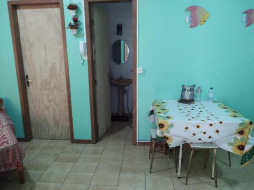 uma sala azul com uma mesa com uma toalha de mesa sobre ela em Great place for summer near the sea, downtown em Capão da Canoa