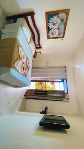 a room with a bed with a window and a scale at Pousada Praia da Pipa in Pipa