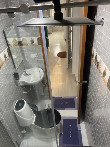 a small bathroom with a sink and a toilet at La bendición de sunnyvale in La Vega